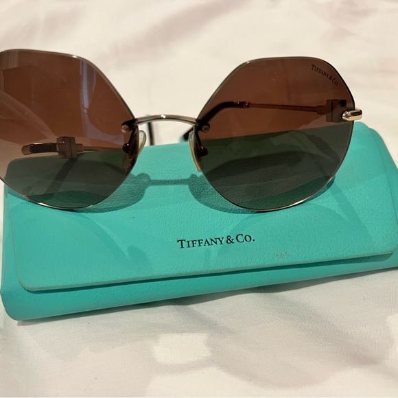 Tiffany & Co. Black Aviator Sunglasses with broken arm - Picture 5 of 5